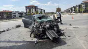 Eskişehir’de tırla çarpışan otomobil hurdaya döndü