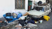 İzmir'de bir apartman çöp yığınları nedeniyle yaşanmaz hale geldi