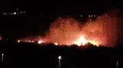 Sarayköy'de akşam karanlığında alevler Beylerbeyi'ndeki ovalık alanda yangın sürüyor