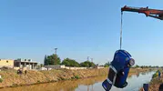 Akçakale'de dereye uçan otomobilin sürücüsü her yerde aranıyor