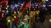 İzmit'te zafer coşkusu: Binlerce meşale geceyi gündüze çevirdi