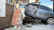 Bolu'da kontrolden çıkan araç cami duvarına girdi