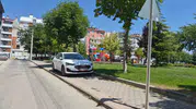 Eskişehir’de kaldırıma park eden araç yayalara yolu kapattı