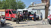 Duvarın altında kalan işçiyi yakınları kurtardı