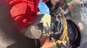 Kocaeli’de trafikte dehşet anları Motokuryeye kafa attı