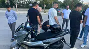 Motosikletliye otomobil çarptı, kaza anı saniyeleri