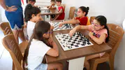 Efelerli çocuklar satranç hamleleriyle yaz tatilini verimli geçiriyor