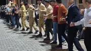Eruh'ta yangınla mücadele eden ekipler soluğu düğünde aldı