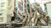 Bahçelievler'de kentsel dönüşüm yıkımı sırasında bina yanındaki apartmanın üzerine çöktü