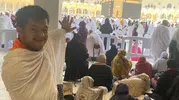 Makete sarılıp ağlamıştı, hayırsever umresini üstlendi