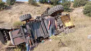Tokat’ta park halindeki biçerdöver kendi kendine dereye uçtu