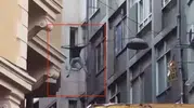 Beyoğlu’nda çatıya tırmanan şahıs hava minderine çakıldı