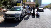 Motosikletli, hafif ticari aracın altında kaldı