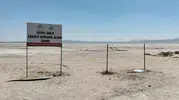 Seyfe Gölü’ndeki bilgilendirme tabelaları kimliği belirsiz kişilerce parçalandı