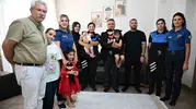 Vefa ziyaretinde gazi polisin eli öpüldü