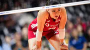 Zehra Güneş kırmızı elbisesiyle voleybol gecesine damgasını vurdu