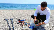 Antalya denizindeki kayıp eşyalar sokak hayvanlarına umut oluyor