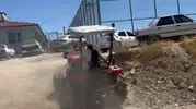 Malatya’da otlak kavgası kanlı bitti Traktörü insanların üzerine sürdü