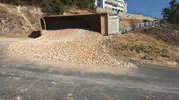 Freni boşalan kamyon mahalleye daldı, şoförün son hamlesi herkesi kurtardı
