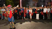 Demirci'de 5 gün sürecek festival başladı, ilk günün yıldızı 3 etekli kadınlar oldu