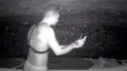 Fotokapan kaydetti Mağaraya giren kişiyi gören fok ailesi denize kaçtı