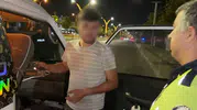 Polise yakalanmamak için aracını bozulan sürücünün oyunu elinde patladı