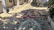 İzmir'de bozuk yollar mahalleliyi sokağa halı sermeye zorladı
