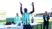 Bodrum FK’nın yeni golcüsü Aboubakar, tribünlerin önünde imzayı attı