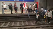 İzmir metrosunda raylara inen yolcular paniği sona erdi