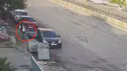 Beyoğlu'nda araçta uyuyan kişinin telefonunu çalan hırsız, kameralardan yakalandı