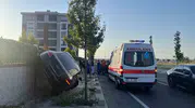 Çorlu'da sürücü kontrolü kaybetti araç duvarda asılı kaldı