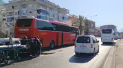 Alanya'da otobüsle çarpışan otomobilin sürücüsü hastanelik oldu