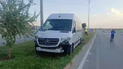 Metal fabrikası işçilerini taşıyan servis panoya çarptı