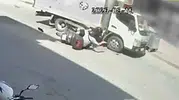 İnegöl'de motosiklet ve kamyonet çarpıştı İki kardeş yaralandı