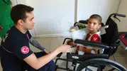 6 metrelik ölüm kuyusundan kurtulan çocuk kahramanıyla buluştu