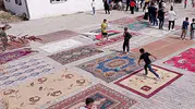 Çocukların imkansızlığı aşan yaratıcılığı: 20 halıyı birleştirdiler, kendi sahalarını kurdular