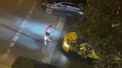 Mahalleli, uyuşturucu etkisindeki saldırganı döverek polise teslim etti