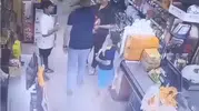 Ümraniye’de markette uyarı sonrası şiddet kameraya yansıdı