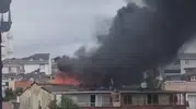 Arnavutköy'de üç katlı binanın çatısı alevlere teslim oldu