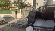 Arnavutköy'de sabah dehşeti: VIP minibüs bahçeye daldı, mahalleli isyan etti