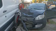 Bursa'da motosiklet kazası İki araç arasında sıkışan sürücü ağır yaralandı