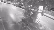 Beykoz'da motosiklet kazası: Sürücü yola savruldu, motor ağaçta asılı kaldı