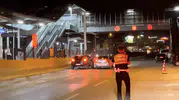 Tamirci çırağı müşterinin aracıyla polisin önünde dehşet saçtı
