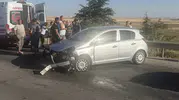 Otomobilin lastiği patladı, bariyerlere çarptı 3 yaralı