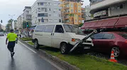 Antalya'da kayan kamyoneti trafik levhası durdurdu