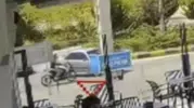 Kavşakta motosiklet ile otomobil çarpıştı, o anlar kamerada
