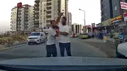 Adana trafiğinde testereli dehşet anları kameraya yansıdı