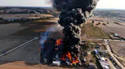 Geri dönüşüm tesisinde yangın 4 ev ve 1 otomobil küle döndü