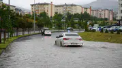 Erzurum yollarında ani sel paniği