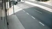 Kaldırımda yürüyen dede ve torununa çöp konteyneri çarptı